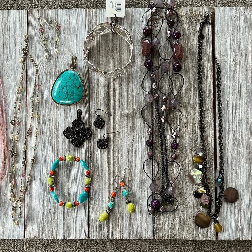 Lot of nice jewelry. Mostly from home jewelry parties. - Picture 4 of 4
